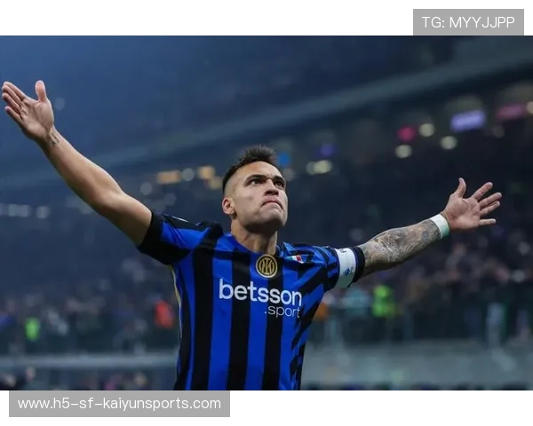 劳塔罗禁区内接应巴雷拉斜传，侧身凌空抽射破门助国际米兰锁定胜局